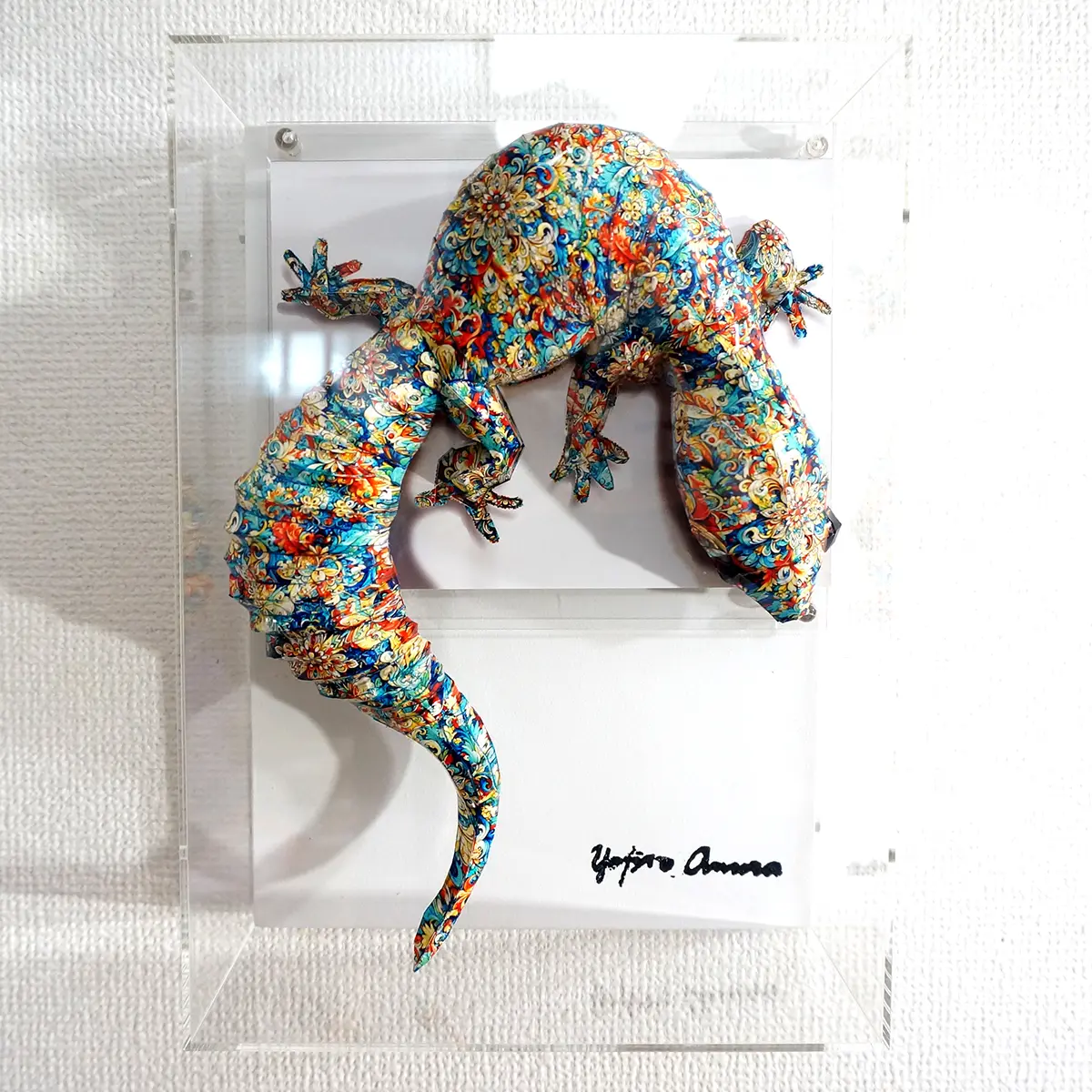 シャカデリックなトカゲはぐるりと下を向く