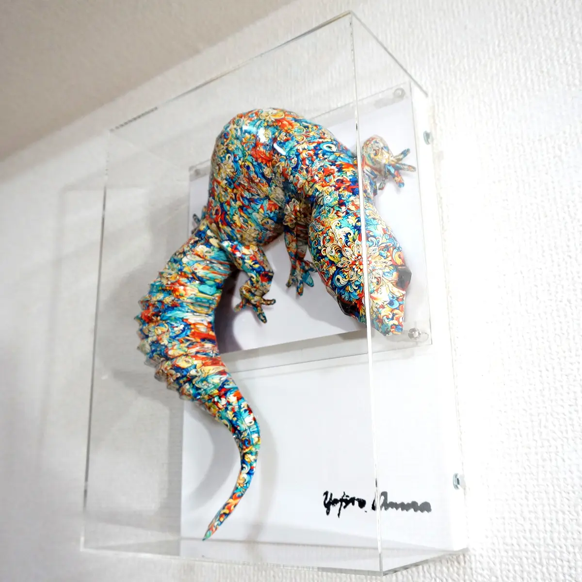 シャカデリックなトカゲはぐるりと下を向く - 画像 (2)