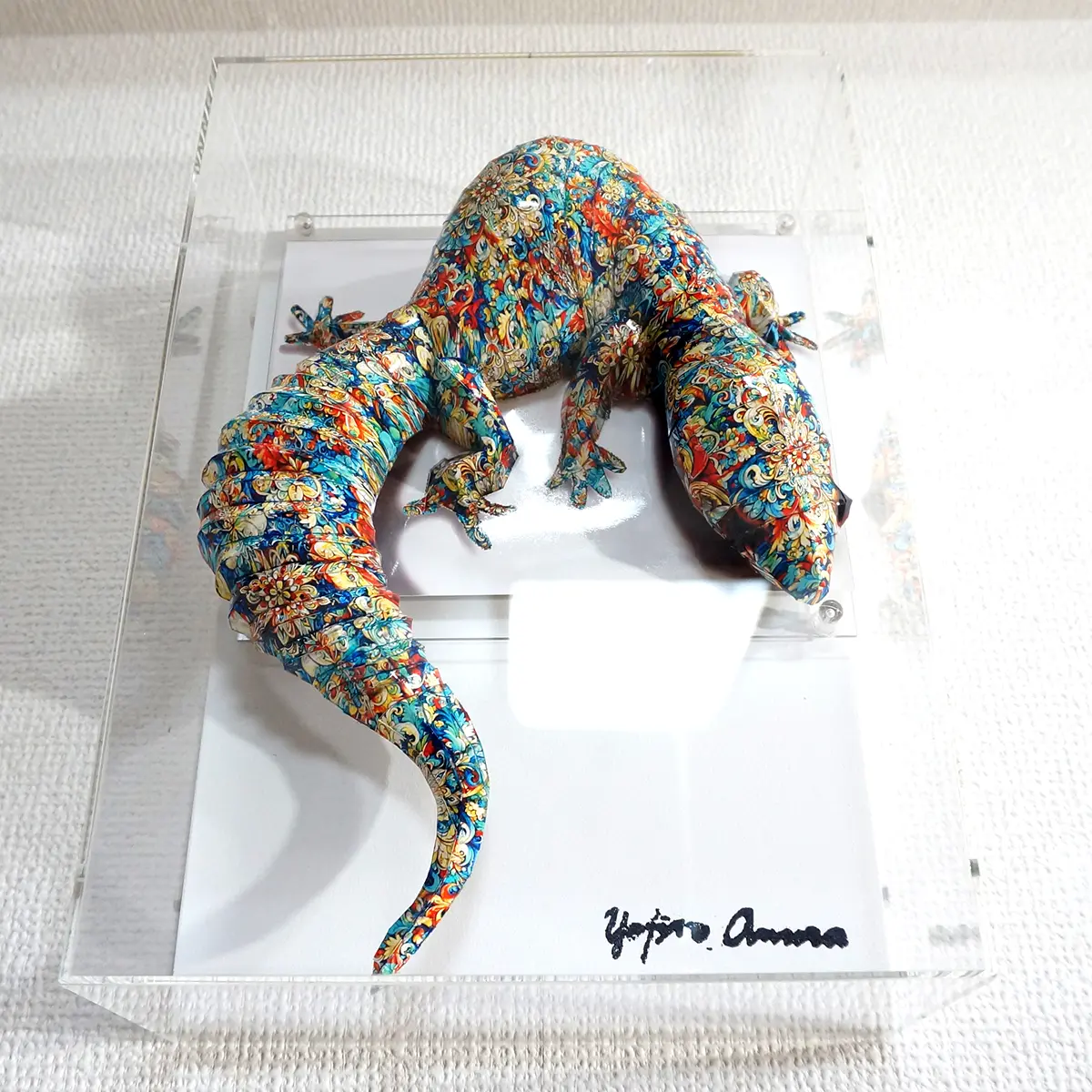 シャカデリックなトカゲはぐるりと下を向く - 画像 (5)