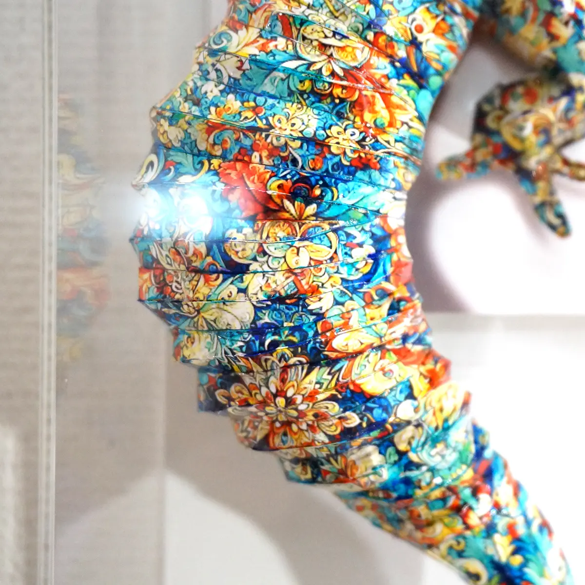 シャカデリックなトカゲはぐるりと下を向く - 画像 (8)